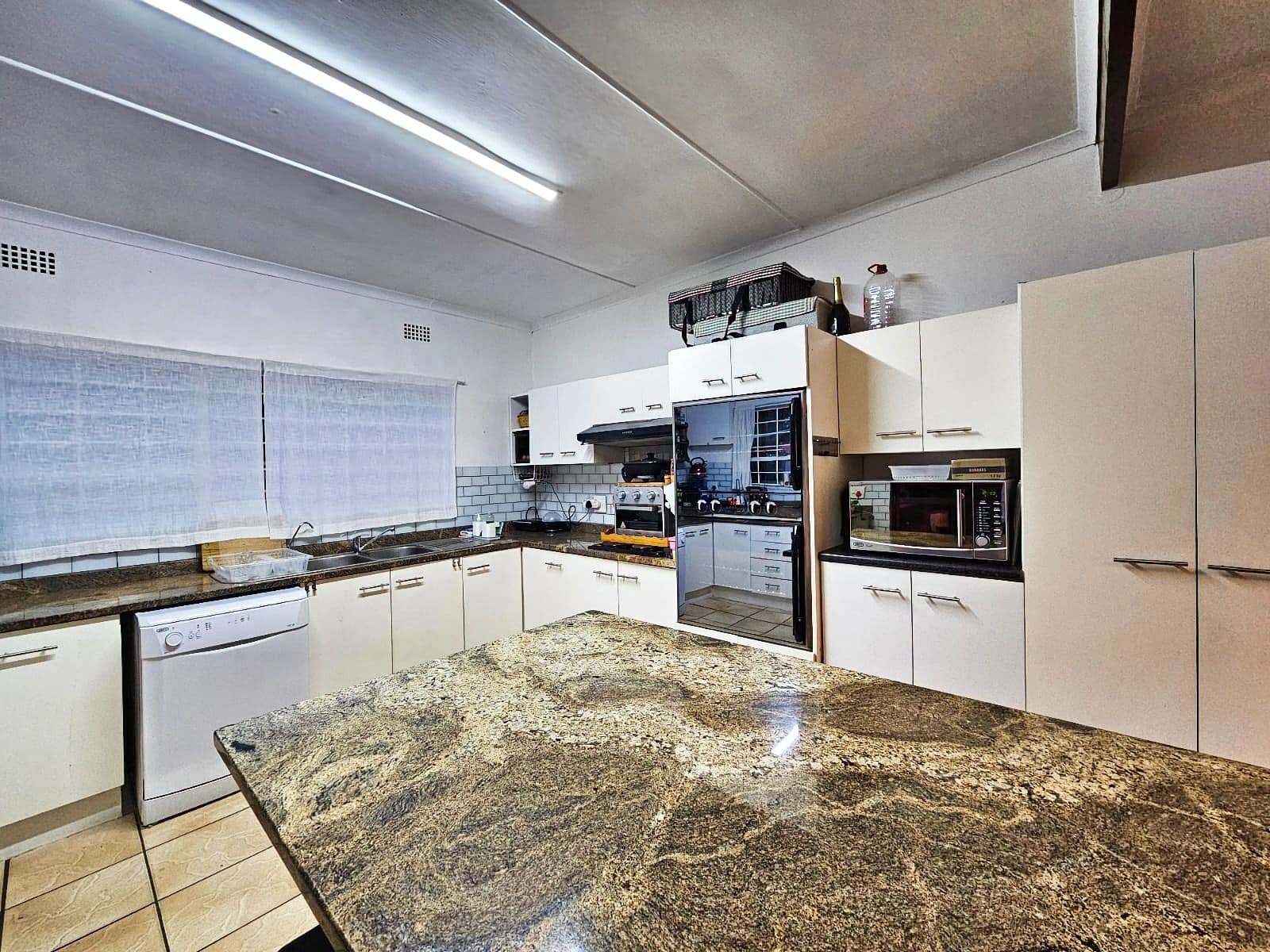 Kitchen with central island