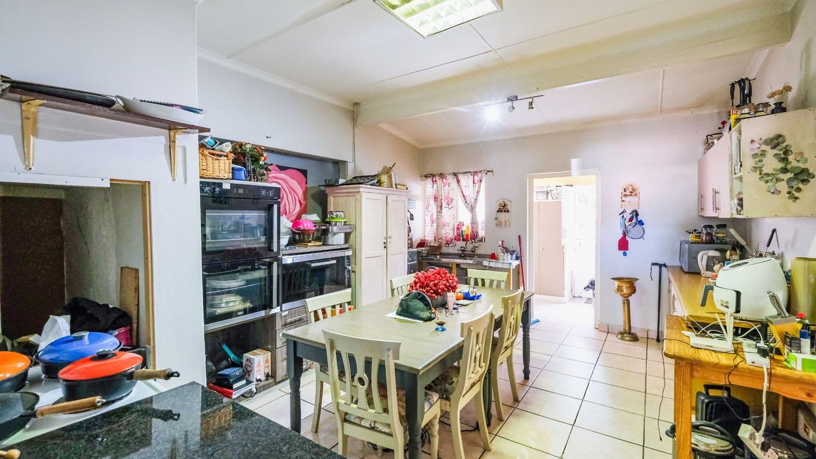 Kitchen with central table